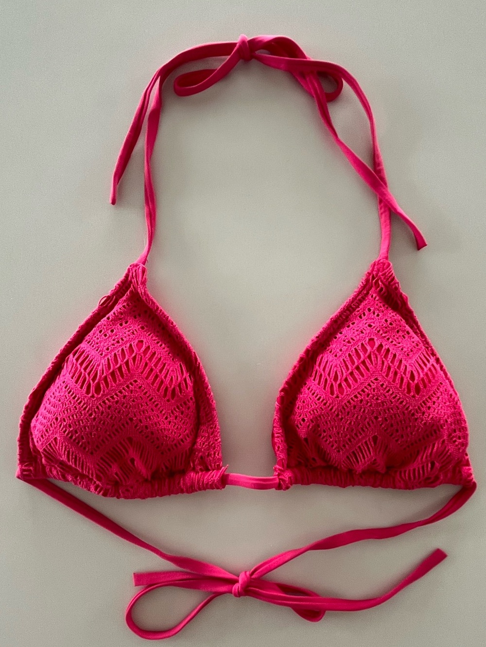 VINCE CAMUTO Dragonfruit Pink Chevron Crochet Triangle Bikini Top Size S NWOT
